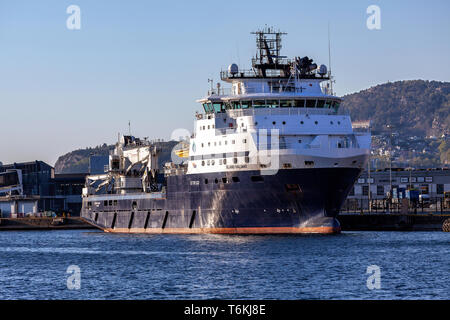 Offshore AHTS Anchor Handling Tug Supply leichte Konstruktion Schiff Insel Valiant, in den Hafen von Bergen, Norwegen Anker. Stockfoto