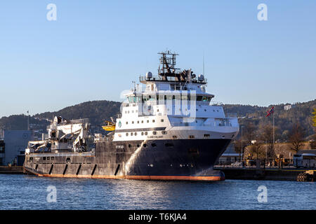 Offshore AHTS Anchor Handling Tug Supply leichte Konstruktion Schiff Insel Valiant, in den Hafen von Bergen, Norwegen Anker. Stockfoto