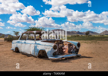 Verlassenes Auto in der Wüste Namib, Solitaire, Namibia Stockfoto