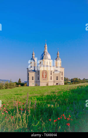 Heiligen Tempel des Erzengels Michael in der Landschaft an der Straße vor dem Hintergrund der klaren Himmel. PIDHORODNE. Stockfoto