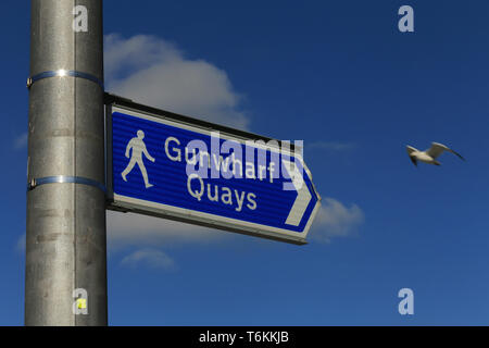 Direktionale street sign von Gunwharf Quays. Portsmouth Stockfoto