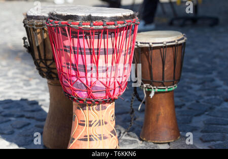 Traditionelle afrikanische Trommeln Gruppe von drei auf der Straße kopfsteinpflaster am Greenmarket Square in Kapstadt, Südafrika Stockfoto