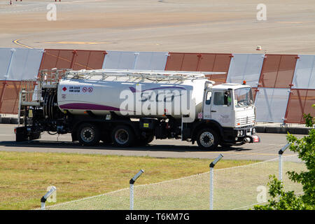 Santiago de Compostela, Spanien. 28. April 2019: Kraftstoff Tankwagen für Flugzeug auf Flughafen Lane Stockfoto