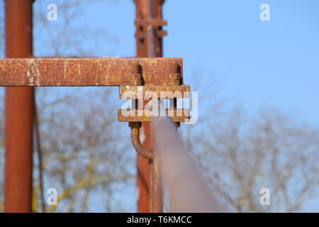 Schraubzwinge für das Stahlseil der Brücke. Verbindende Elemente der Konstruktion. Stockfoto