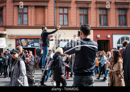 Berlin, Deutschland - 01 Mai, 2019: die Menschen auf der Straße am myfest Feier auf der mayday, 1. Mai, Berlin, Kreuzberg Stockfoto