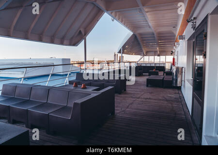 Stockholm, Schweden, die Leere außerhalb Lounge auf die Fähre warten auf Helsinki Finnland an einem sonnigen Tag auf, den Hafen zu verlassen Stockfoto