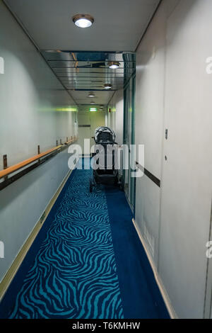 Leere Kabine Korridor von ein Schiff mit einem Kinderwagen außerhalb einer der Kabinen Stockfoto