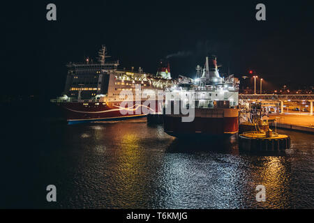 Editorial 03.29.2019 Mariehamn Åland. In der Nacht im Hafen MS Mariella verlassen und MS Rosella günstig, aus MS Silja Symphony gesehen Stockfoto