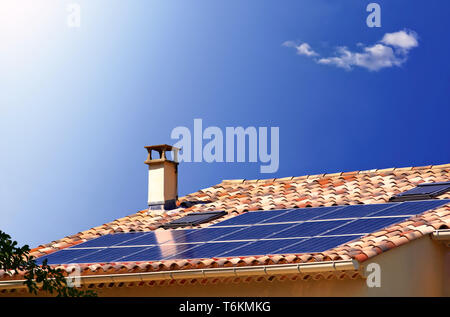 Solarenergie Sensoren auf einem Dach. Stockfoto