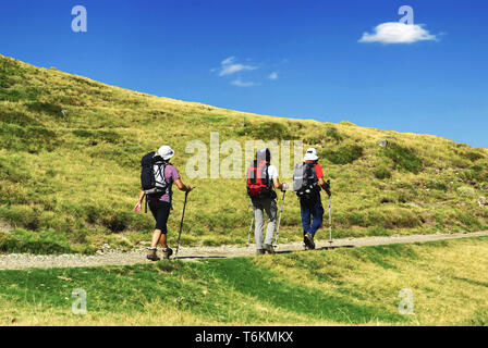 Gruppe der Wanderer in den Bergen unter dem blauen Himmel. Stockfoto