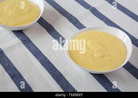 Hausgemachte vanille Pudding Pudding in weißen Schalen, Seitenansicht. Stockfoto