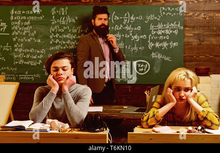 Gerne Studenten studieren mit Bücher in der Bibliothek. Große Lehrer nicht nur ihre Sache, sondern Liebe die Freude mit den Studenten zu teilen Liebe. Schüler Stockfoto