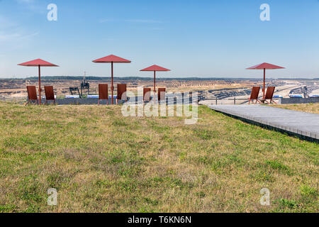 Aussichtspunkt mit Sitzen in der Nähe von Brown Coal Mine Hambach in Deutschland Stockfoto