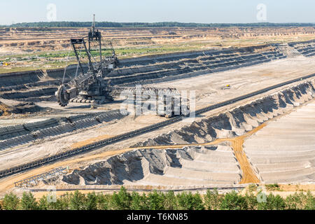 Braunkohle im Tagebau Landschaft mit Graben Bagger in Deutschland Stockfoto