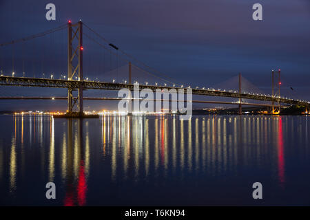 Straßenbrücken über Firth von weiter in der Nähe von Queensferry in Schottland Stockfoto