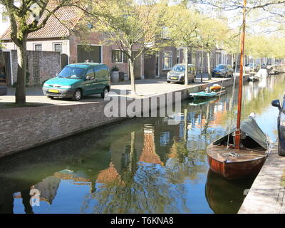 Aussicht auf einen der Kanäle, der sich durch die hübsche Stadt Enhuizen, einem beliebten Reiseziel in Nord Holland; April 2019 Stockfoto