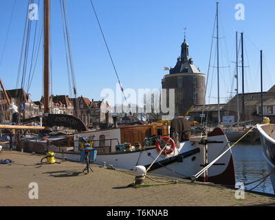 Blick auf die Boote im Yachthafen und die Drommedaris, dem südlichen Tor zur Altstadt von Enkhuizen, am Eingang zum Hafen gebaut; April 2019 Stockfoto