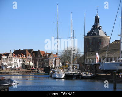 Blick auf die Boote im Yachthafen und die Drommedaris, dem südlichen Tor zur Altstadt von Enkhuizen, am Eingang zum Hafen gebaut; April 2019 Stockfoto