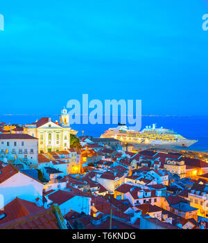 Skyline von Lissabon Altstadt. Alfama, Kreuzfahrtschiff. In der Dämmerung. Portugal Stockfoto