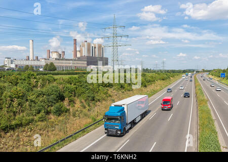 Kohlekraftwerk in der Nähe der Autobahn in Deutschland Stockfoto