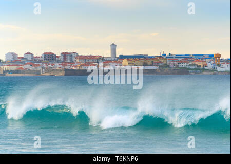 Stadtbild von Peniche - Küstenstadt in Portugal. Atlantik im Vordergrund Stockfoto