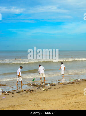 Insel Bali, Indonesien - April 03, 2017: Gruppe von Menschen zur Reinigung der Strand vom Müll und Abfälle aus Kunststoffen. Stockfoto