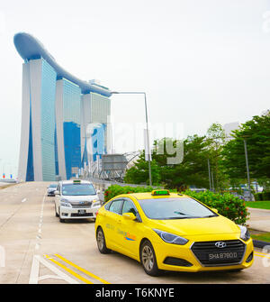 Singapur - Januar 14, 2017: Taxis in Singapur Highway, Marina Bay Sands Resort Gebäude im Hintergrund Stockfoto