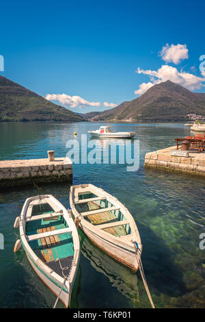 Zwei kleine Fischerboote in der Bucht von Kotor Stockfoto