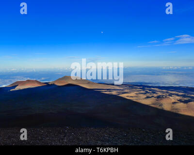 Sicht auf den Gipfel des Vulkans Mauna Kea auf Big Island, Hawaii. Blick auf den Himmel von oben. Stockfoto