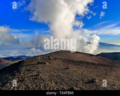 Fernsicht auf die Landschaft Der Gipfel am Vulkan Mauna Kea auf Big Island, Hawaii. Blick auf den Himmel von oben. Stockfoto