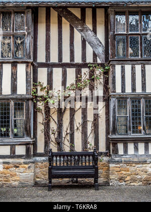 Der Innenhof am Hever Castle in Kent, in der Nähe von Edenbridge, der angestammten Heimat von Anne Boleyn, der zweiten Frau von König Heinrich VIII. Stockfoto