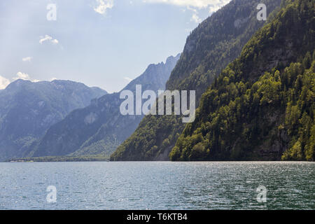 In der Nähe der deutschen Konigssee Berchtesgaden mit vertikalen Bergen umgeben Stockfoto