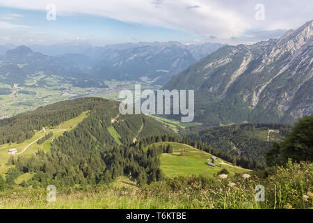 Blick vom Deutschen Rossfeld panorama Straße an den Österreichischen Bergrücken Stockfoto