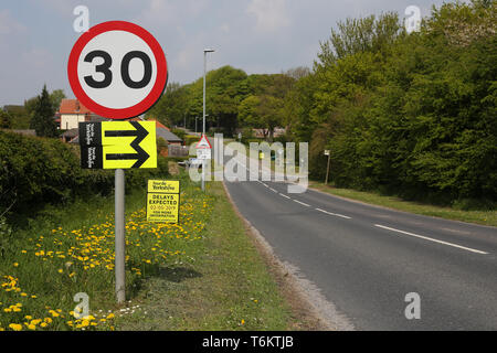 Tour de Yorkshire 2019 Bike Race Vorbereitungen in Dörfern in East Riding von Yorkshire. Stockfoto