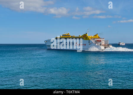 Playa Blanca, Lanzarote, Spanien: 25. April 2019: Canary Island Fähre Fred Olsen Express Segel zwischen Playa Blanca Lanzarote und Fuerteventur Corralejo Stockfoto