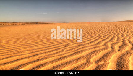 Panoramablick auf das Luftbild der Dünen in der Nähe von Boukkou See Gruppe von Ounianga Serir Seen bei Sonnenuntergang, Ennedi, Tschad Stockfoto