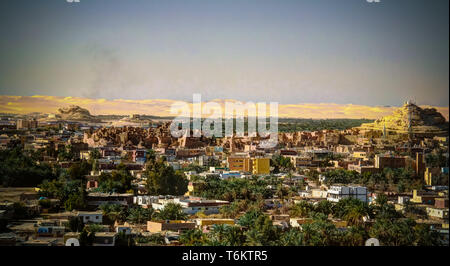 Panorama der alten Stadt Shali und Berg Dakrour, Oase Siwa, Ägypten Stockfoto