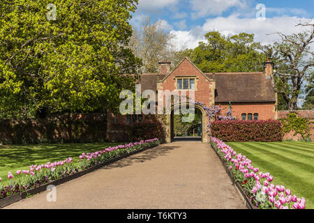 Der Eingang Tor zu Hever Castle und das Grundstück in Kent, in der Nähe von Edenbridge, der angestammten Heimat von Anne Boleyn, der zweiten Frau von König Heinrich VIII. Stockfoto