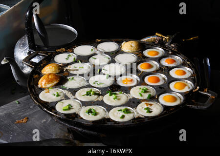 Thai Street Food in Chiang Mai mit Spiegelei und Kokosnuss Pudding Pfannkuchen Stockfoto