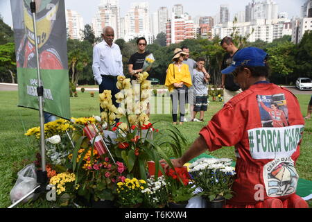 Fans besuchen Sie das Grab von Formel-1-Pilot Ayrton Senna in Morumbi Friedhof in Brasilien, São Paulo, am Mittwoch. Heute abgeschlossen ist 25 Jahre nach seinem Tod. Stockfoto