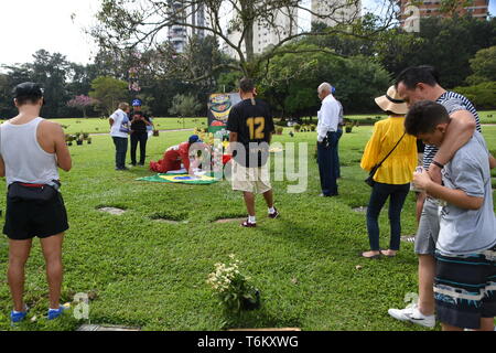 Fans besuchen Sie das Grab von Formel-1-Pilot Ayrton Senna in Morumbi Friedhof in Brasilien, São Paulo, am Mittwoch. Heute abgeschlossen ist 25 Jahre nach seinem Tod. Stockfoto