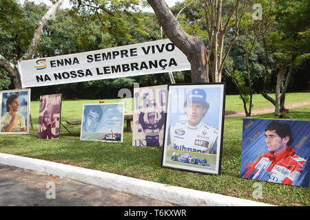 Fans besuchen Sie das Grab von Formel-1-Pilot Ayrton Senna in Morumbi Friedhof in Brasilien, São Paulo, am Mittwoch. Heute abgeschlossen ist 25 Jahre nach seinem Tod. Stockfoto