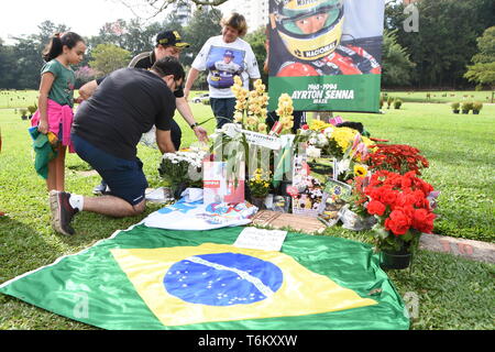 Fans besuchen Sie das Grab von Formel-1-Pilot Ayrton Senna in Morumbi Friedhof in Brasilien, São Paulo, am Mittwoch. Heute abgeschlossen ist 25 Jahre nach seinem Tod. Stockfoto