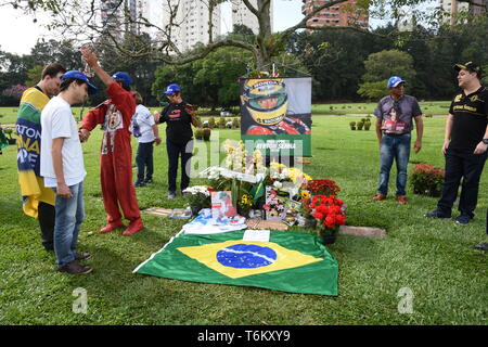 Fans besuchen Sie das Grab von Formel-1-Pilot Ayrton Senna in Morumbi Friedhof in Brasilien, São Paulo, am Mittwoch. Heute abgeschlossen ist 25 Jahre nach seinem Tod. Stockfoto