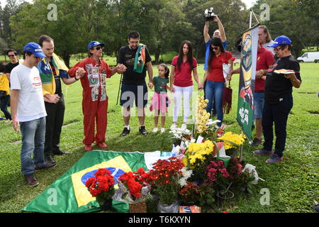 Fans besuchen Sie das Grab von Formel-1-Pilot Ayrton Senna in Morumbi Friedhof in Brasilien, São Paulo, am Mittwoch. Heute abgeschlossen ist 25 Jahre nach seinem Tod. Stockfoto