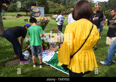 Fans besuchen Sie das Grab von Formel-1-Pilot Ayrton Senna in Morumbi Friedhof in Brasilien, São Paulo, am Mittwoch. Heute abgeschlossen ist 25 Jahre nach seinem Tod. Stockfoto