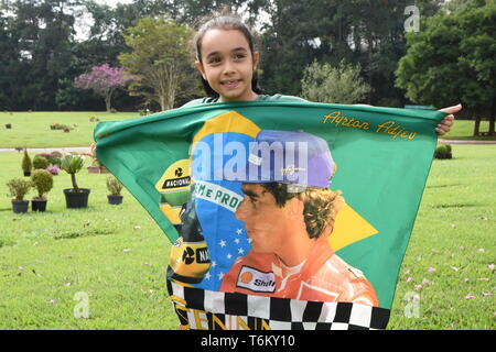 Fans besuchen Sie das Grab von Formel-1-Pilot Ayrton Senna in Morumbi Friedhof in Brasilien, São Paulo, am Mittwoch. Heute abgeschlossen ist 25 Jahre nach seinem Tod. Stockfoto