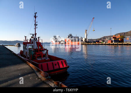 Offshore AHTS Anchor Handling Tug Supply Vessels KL Saltfjord und Siem Opal, an Dokkeskjaerskaien (Dokkeskjaerskaien) Terminal im Hafen von B Anker Stockfoto