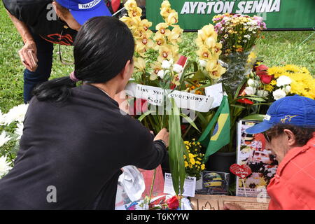 Fans besuchen Sie das Grab von Formel-1-Pilot Ayrton Senna in Morumbi Friedhof in Brasilien, São Paulo, am Mittwoch. Heute abgeschlossen ist 25 Jahre nach seinem Tod. Stockfoto