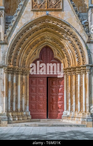 Coimbra/Portugal - 04 04 2019: Detail anzeigen am vorderen Tor und Tür der reich verzierten Gotischen Außenfassade aus dem Kloster von Batalha, Mosteiro Stockfoto